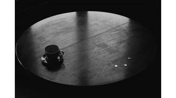 Mały salon, wielki efekt – stolik kawowy do niewielkich przestrzeni